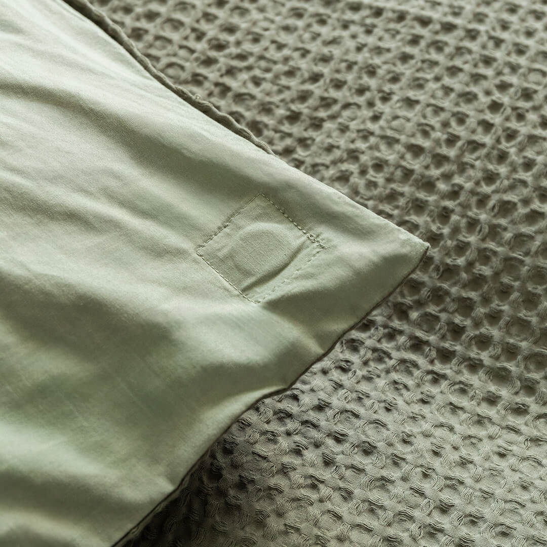 Close up of Daintree waffle magnetic quilt corner.