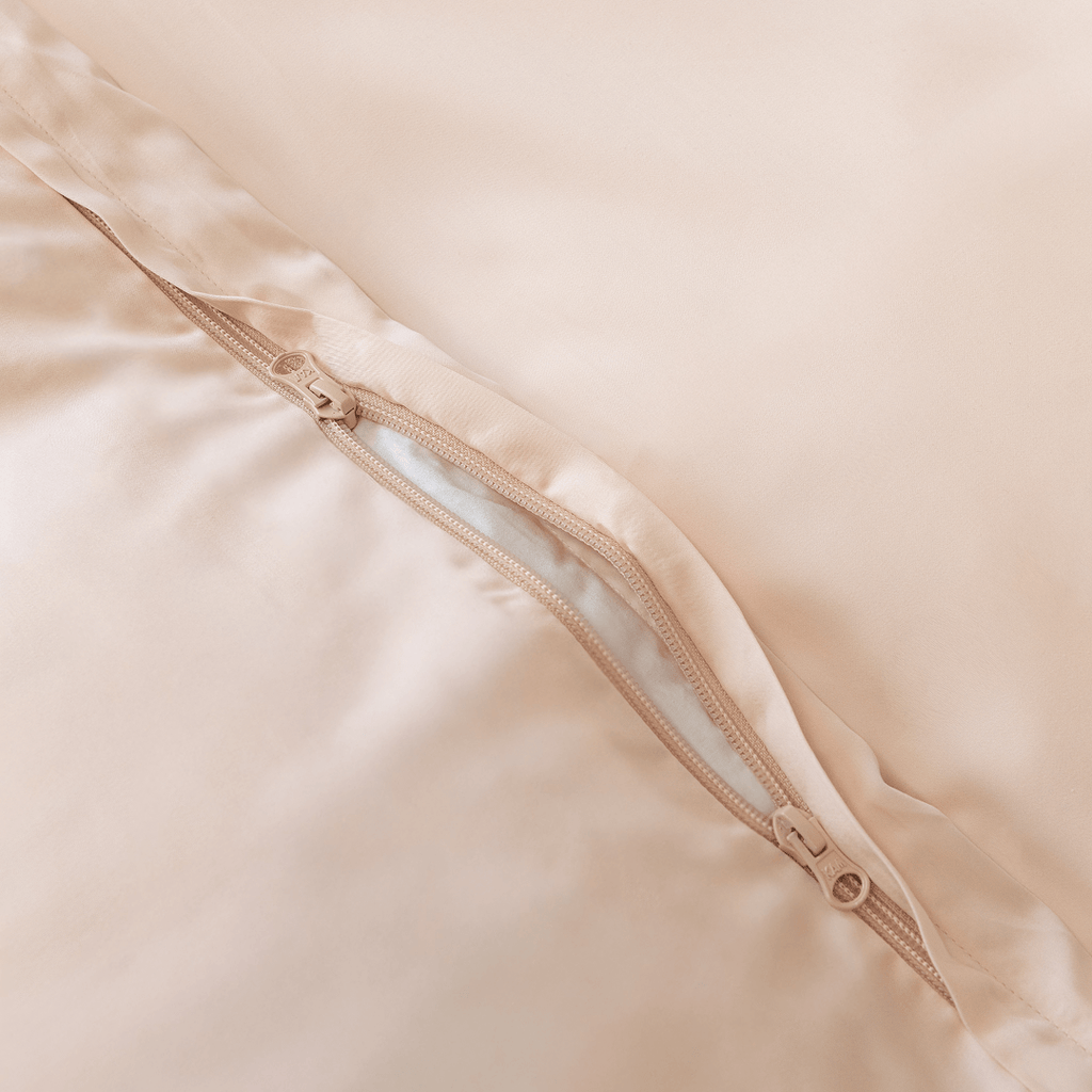 Close-up of the quilt cover zipper opening, showcasing the concealed closure design for a secure fit and streamlined appearance.